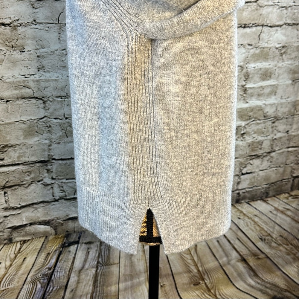 LOFT • SWEATER - Picture 7 of 11